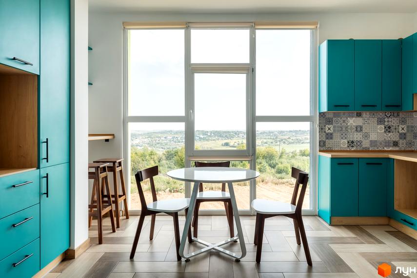 Інтер'єр кухні в Житловому комплексі Arden Kurortniy з видом на ландшафт. Кухня з білою обідньою зоною та великим вікном.