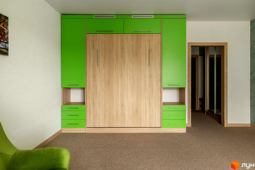 Інтер'єр кімнати з ліжком-шафою в Житловому комплексі Арден Курортний. Світла кімната з меблями в зелених тонах.