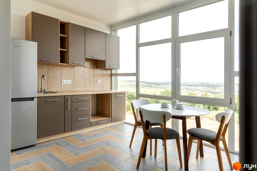Сучасна кухня з обідньою зоною та великим вікном з видом на зелений ландшафт у житловому комплексі Арден Курортний.