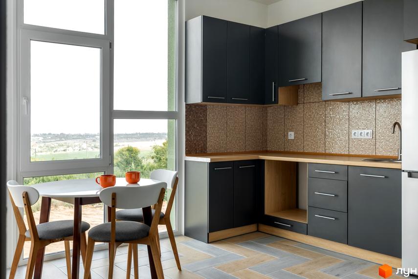 Сучасна кухня у ЖК Арден Курортний з обідньою зоною біля великого вікна з краєвидом на зелену місцевість.