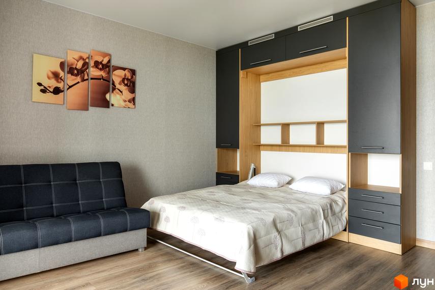 Інтер'єр спальні з розкладним ліжком та диваном у ЖК Арден Курортний. Сучасний дизайн кімнати з вбудованими шафами та полицями.