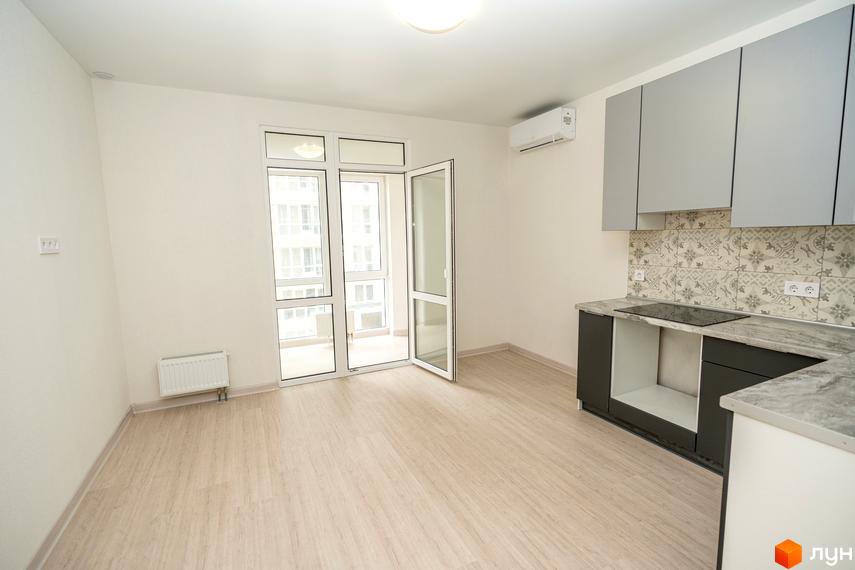 Інтер'єр кухні-вітальні в квартирі Житлового містечка ARTVILLE зі світлим ламінатом, балконом та функціональною кухонною зоною.