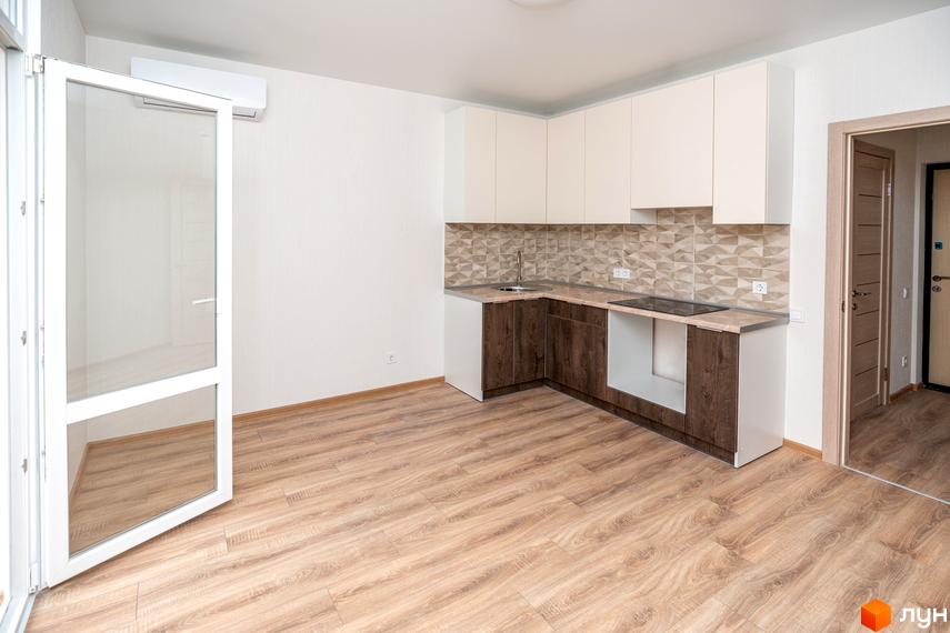 Простора кухня-студія з кутовим гарнітуром, світлими стінами та виходом на балкон у Житловому містечку ARTVILLE.