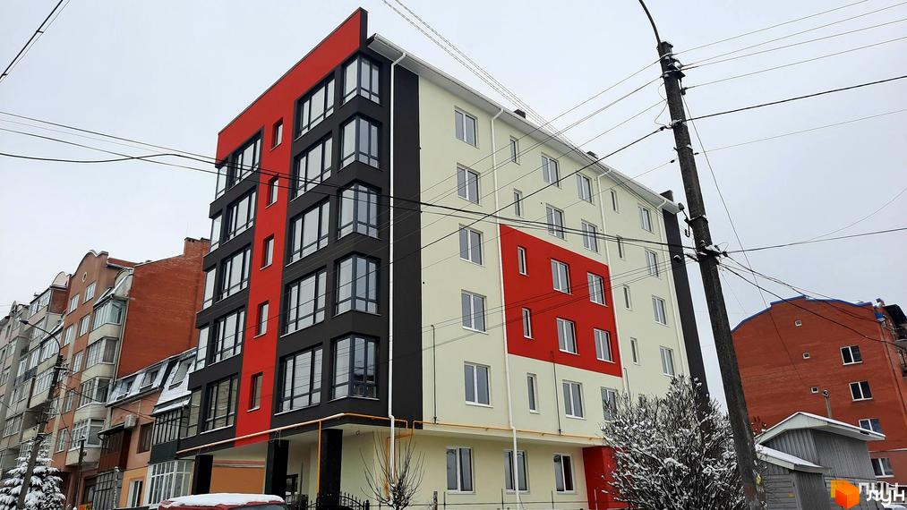 Зображення фасаду Новобудови Central Avenue. Багатоповерховий будинок з великими вікнами та яскравим оздобленням.