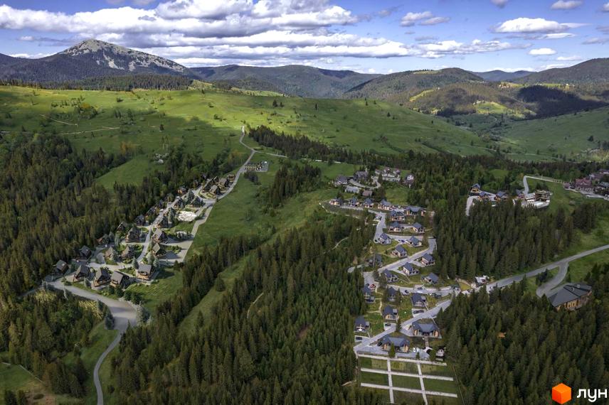 Панорамне фото Котеджного містечка SKOGUR серед гір та лісу. Вигляд на котеджі з дерева та зелену прибудинкову територію.