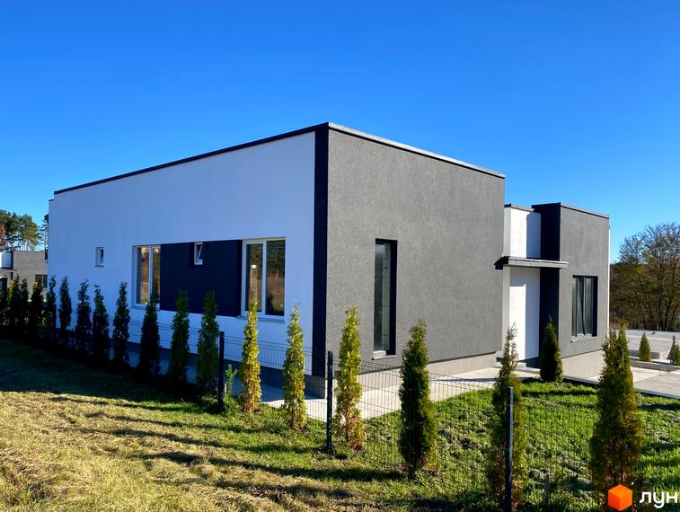 Котеджне містечко Терещенські Озера: двоповерховий будинок з білою та сірою штукатуркою, великими вікнами та зеленою галявиною перед ним, обгородженою парканом.