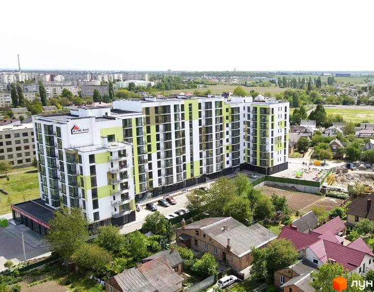 Зображення Житлового комплексу Затишний Двір-2: багатоповерховий будинок з дитячим майданчиком та парковкою.