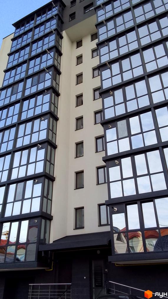 Фасад житлового комплексу на вул. Данила Нечая, 6, з панорамними вікнами та балконами. Зовнішній вигляд новобудови.