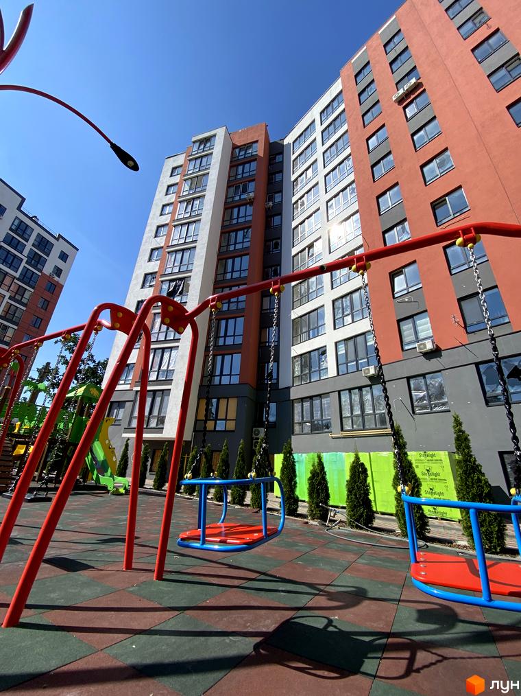 Житловий комплекс Green Life-3 з багатоповерховими будинками та дитячим майданчиком на прибудинковій території.