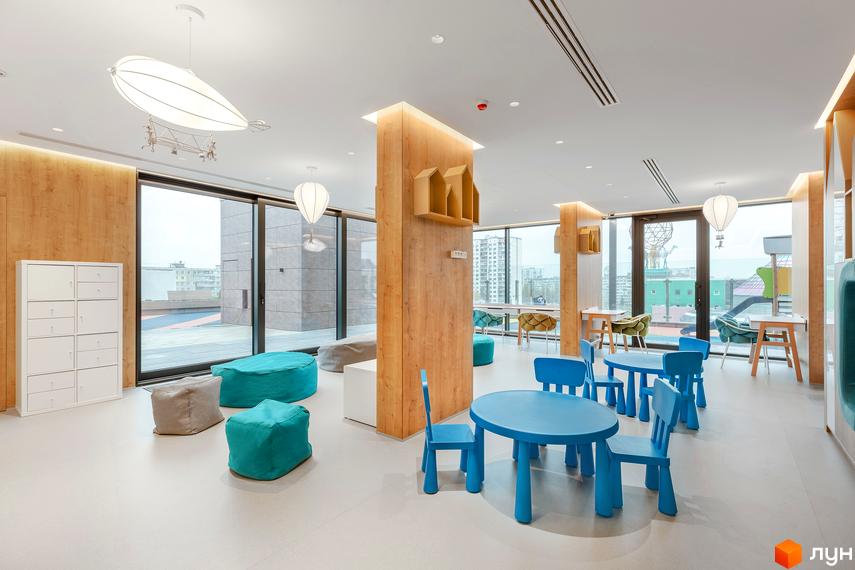 Дитяча кімната в ЖК Obolon Plaza з яскравими меблями та великими вікнами. Простір для ігор та навчання дітей у новобудові.
