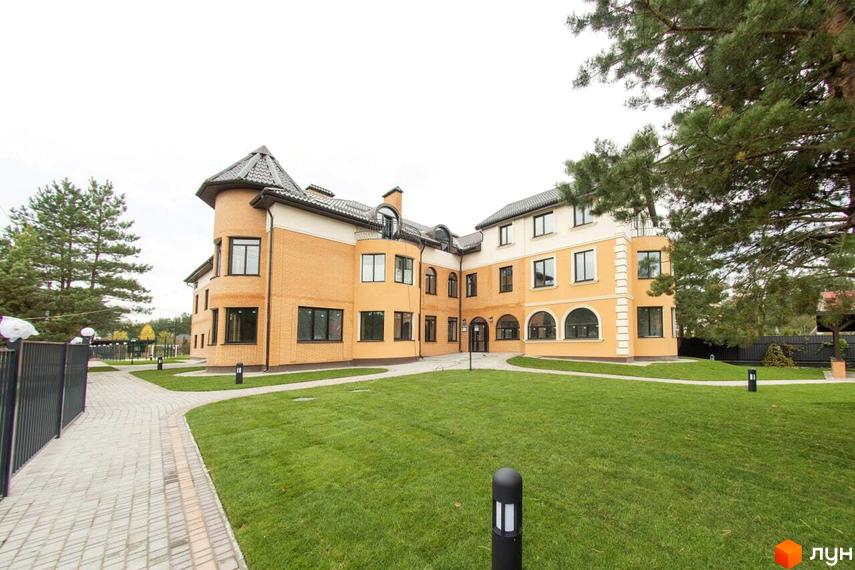 Житловий комплекс Мюнхен – це цегляна новобудова з елегантними фасадами та доглянутою прибудинковою територією з газоном та доріжками.