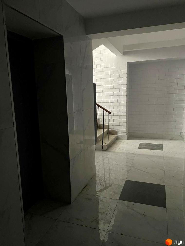 Новобудова ЖК на Масанах. Фото фасаду та внутрішнього оздоблення холу з ліфтом та сходами.