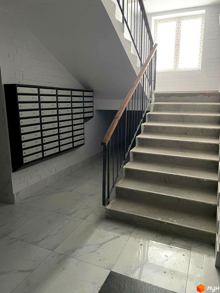 Вхідна група новобудови ЖК на Масанах з поштовими скриньками та сходами. Внутрішній вигляд під'їзду з вікном.