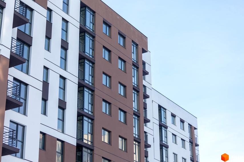 Фасад житлового комплексу Супернова з коричневими та білими секціями, великими вікнами та балконами. Будівля має багатоповерхову структуру з чіткими лініями.
