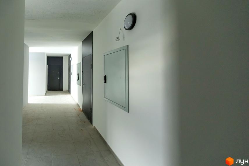 Комплекс Супернова: внутрішній вигляд коридору з дверима та освітленням. Огляд новобудови ЖК Супернова.