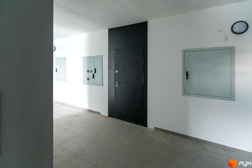 Комплекс Супернова: двері та комунікаційні щитки на стіні в коридорі. Оздоблення стін та підлоги.