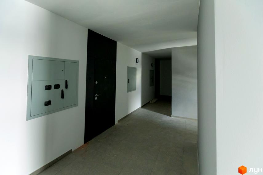 Комплекс Супернова: коридор з дверима та електричними щитками. Фото новобудови.