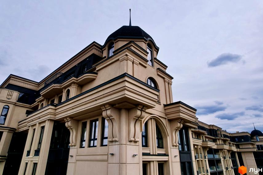 Житловий комплекс Premier Tower з архітектурою в класичному стилі. Фасад будівлі виконаний у світлих тонах з великою кількістю декоративних елементів.