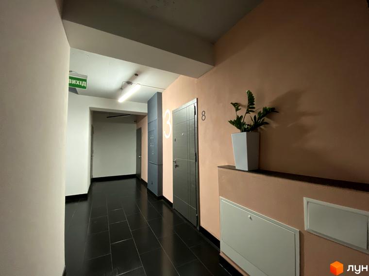 Клубний будинок „Васильченка“: коридор з дверима та виходом. Оздоблення стін та підлоги.