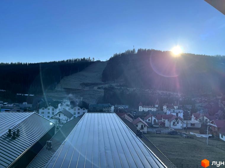 Вид на Котеджне містечко Black&White Villas з даху будинку. На задньому плані видно гірськолижний схил та інші будинки.