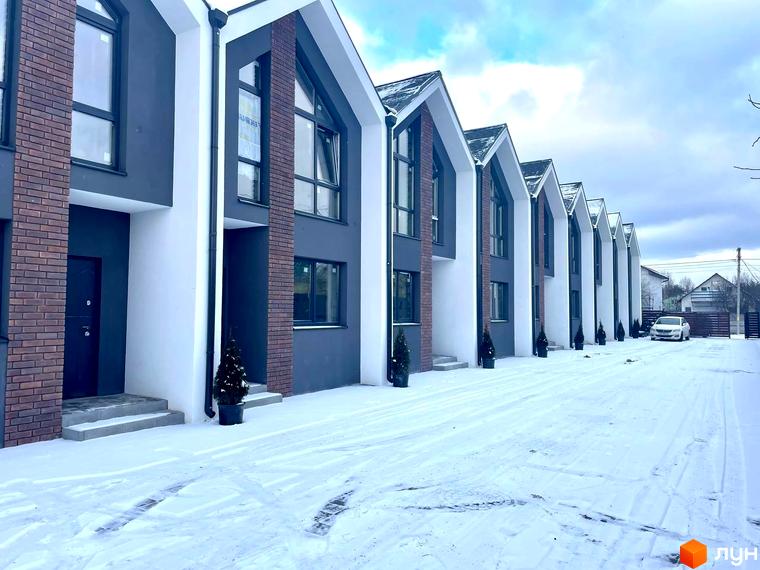 Таунхауси Dream Home: фасади будинків з темно-сірими та білими стінами, цегляними вставками та великими вікнами. Засніжена прибудинкова територія.