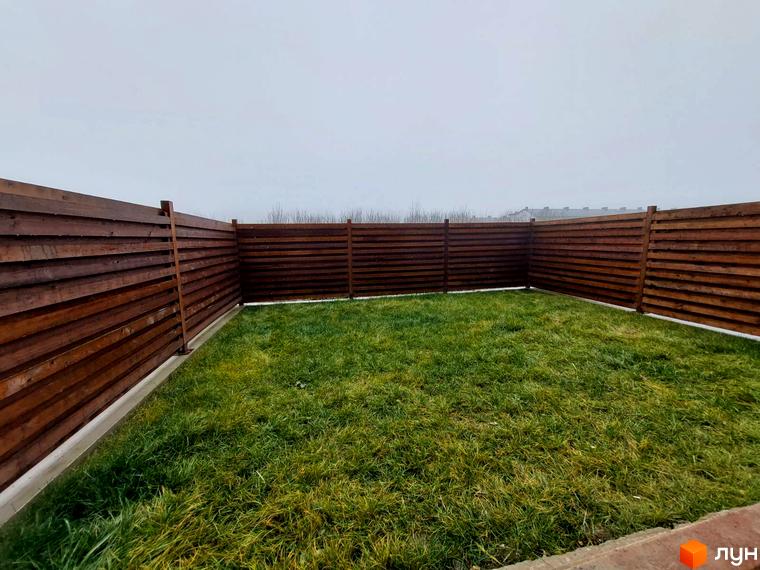 Таунхауси Noble House з дерев'яним парканом та зеленою галявиною. Огляд прибудинкової території та огорожі.