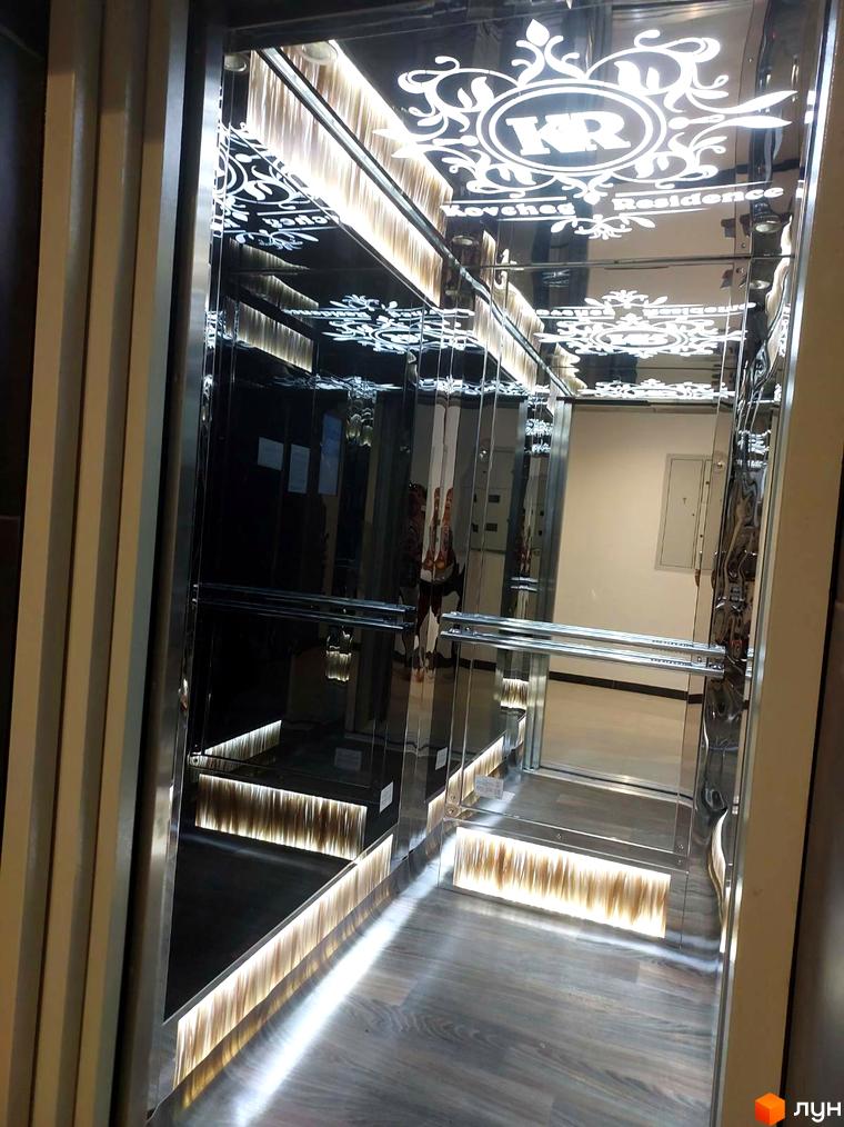 Інтер'єр ліфта в клубному будинку Kovcheg Residence з дзеркальними стінами та підсвіткою. Сучасний дизайн ліфта підкреслює преміальність житлового комплексу.