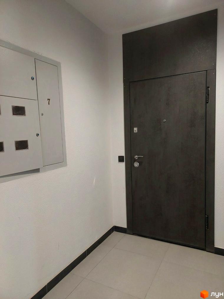 Клубний будинок Kovcheg Residence: двері та щиток на сходовій клітці. Огляд новобудови.