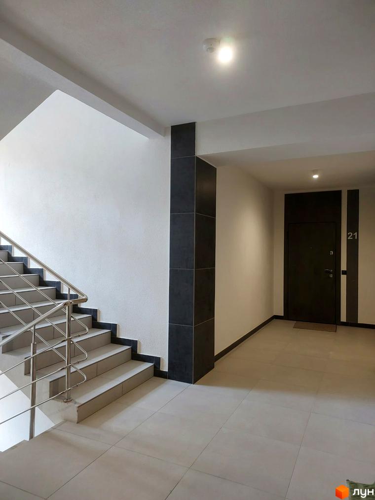 Клубний будинок Kovcheg Residence: сходова клітка та двері з номером 21, сучасний дизайн інтер'єру.