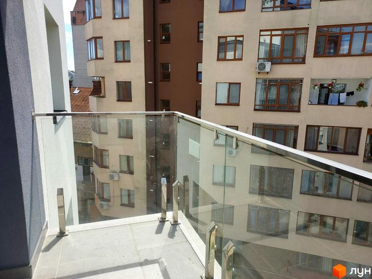 Kovcheg Residence - це житловий комплекс з сучасними фасадами та просторими балконами. На зображенні видно деталі фасаду та вікна будівлі.