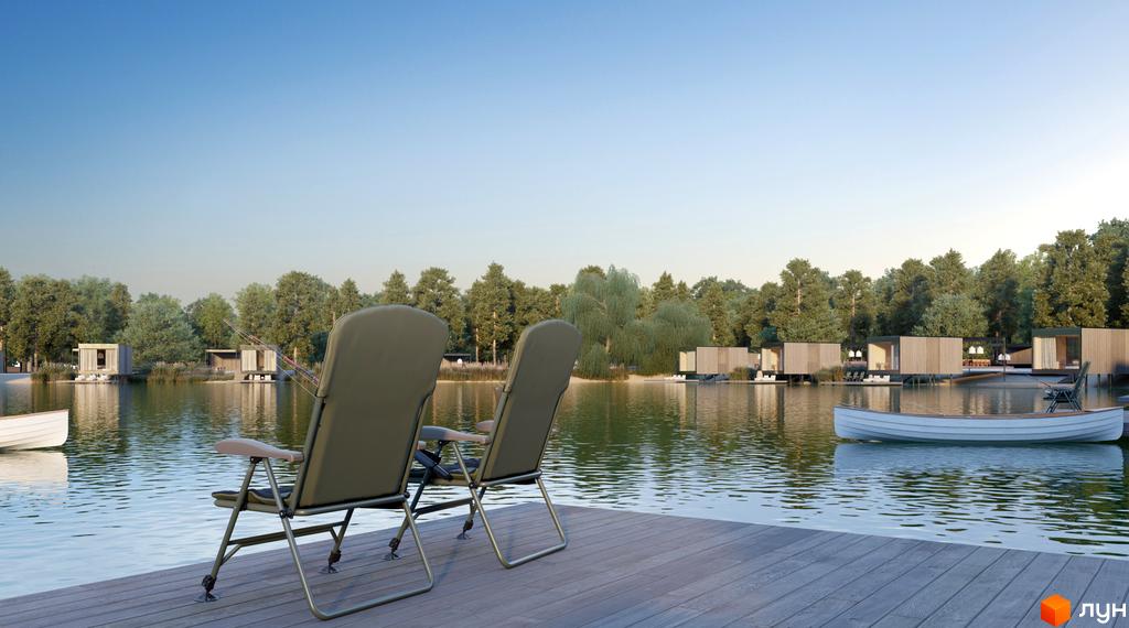 Комплекс Vlasne Misto на березі озера з дерев'яними будиночками на палях та відпочинковими зонами. На передньому плані дерев'яна тераса з кріслами та човном.