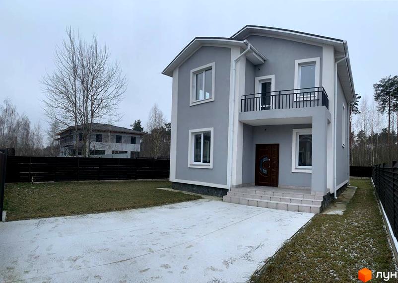 Котеджне містечко ForestK: двоповерховий будинок сірого кольору з балконом та вхідною групою, прибудинкова територія з газоном та під'їзною дорогою.