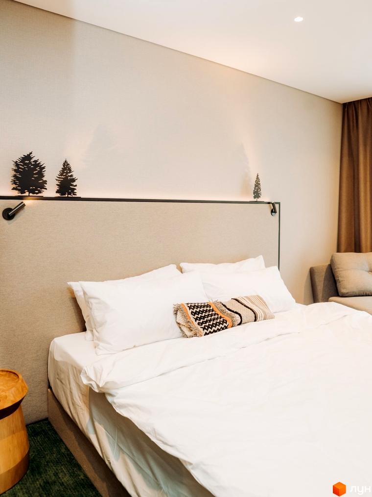 Затишна спальня в апарт-комплексі LEV RESORT HOTEL. Простора кімната з білою постільною білизною та декоративними елементами.