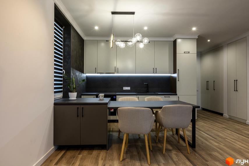 Сучасна кухня-вітальня з сірими фасадами, обіднім столом та стільцями. Новобудова ЖК Струмочок 2.