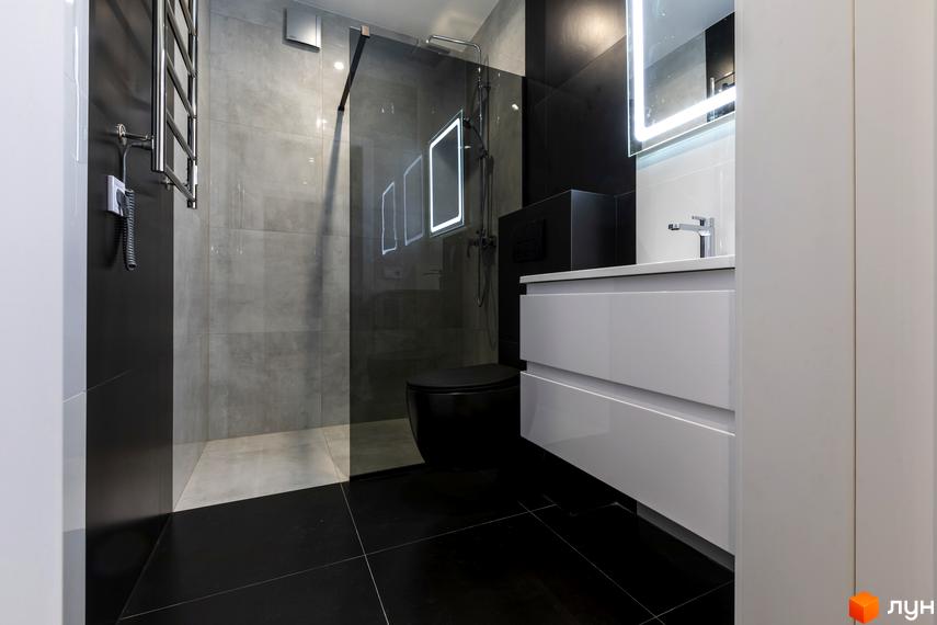 Сучасний дизайн ванної кімнати в ЖК Струмочок 2 з душовою кабіною, унітазом та раковиною. Чорна підлога та сіра плитка на стінах.