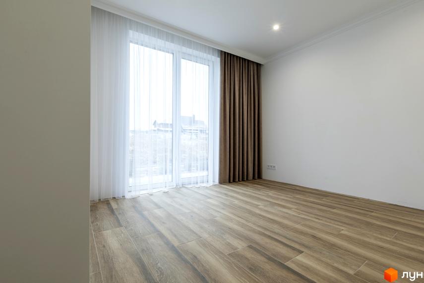 Житловий комплекс Струмочок 2. Просторі світлі апартаменти з великими вікнами та коричневими шторами.