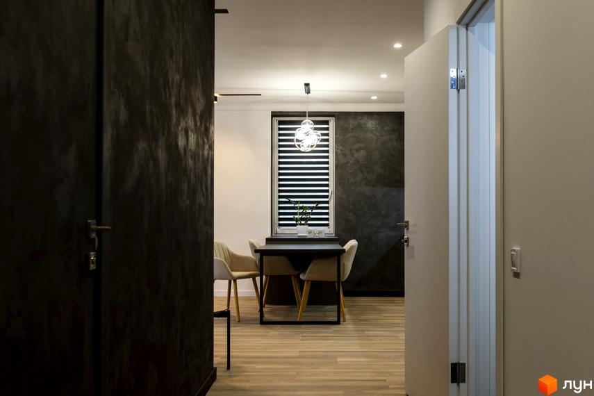 Житловий комплекс Струмочок 2: елегантний інтер'єр їдальні з обіднім столом та кріслами біля вікна з рулонними шторами.