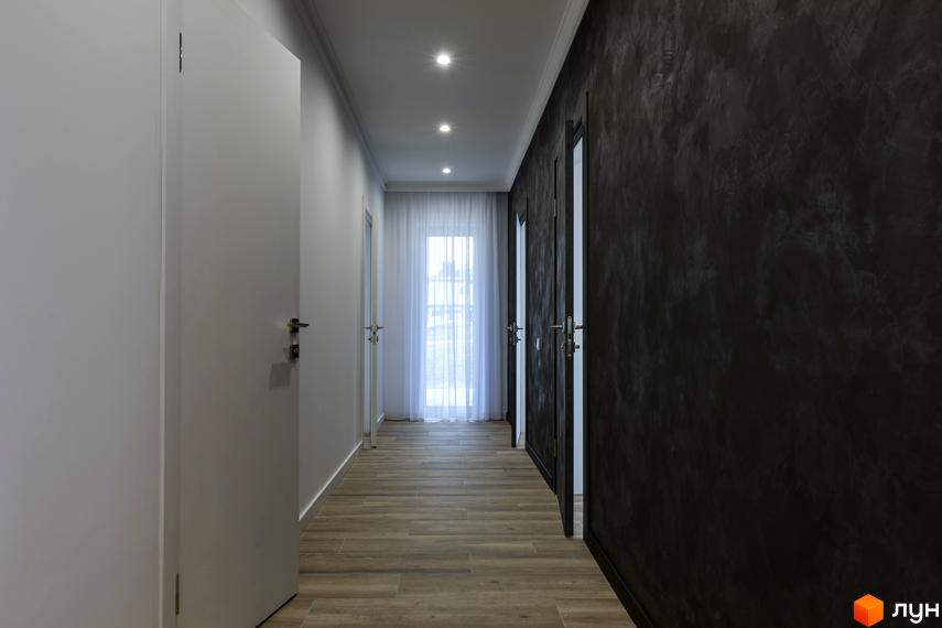 Коридор з дверима та вікном з білими шторами в ЖК Струмочок 2. Сучасний дизайн інтер'єру з дерев'яною підлогою та темною стіною.