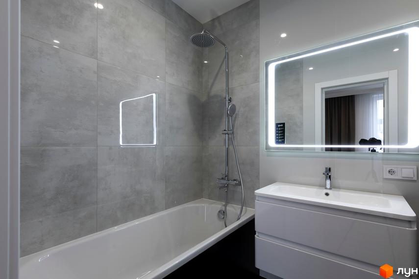 Сучасний дизайн ванної кімнати з душем та ванною, білою раковиною та великим дзеркалом з підсвіткою. Відмінний вибір для вашого нового дому.