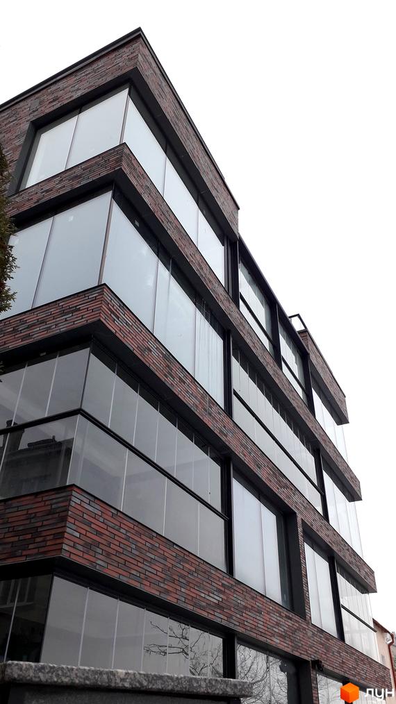 Будинок житлового комплексу вул. Над Ставом, 4 з цегляним фасадом та панорамними вікнами. Зовнішній вигляд будівлі.