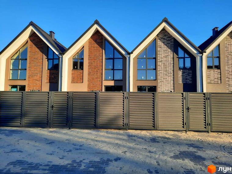 Котеджне містечко КМ Villa Gatne 2. Фасади будинків з цегли та штукатурки, великі вікна, закрита територія з парканом.