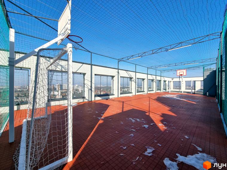 На даху Житлового комплексу Вільне Місто розташований спортивний майданчик з червоним покриттям, баскетбольним щитом та футбольними воротами. З вікон відкривається вид на місто.