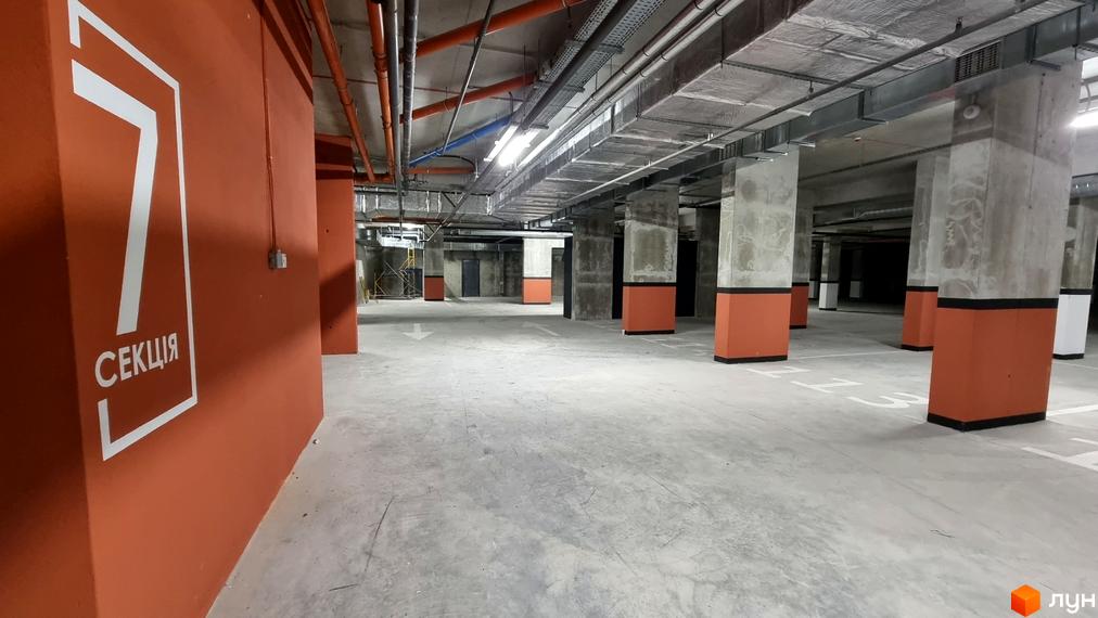 Підземний паркінг Житлового комплексу Вільне Місто. Просторе приміщення з яскравим освітленням та чіткою розміткою.