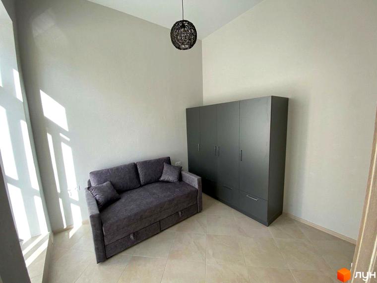 Вітальня з диваном та шафою в ЖК Сузір'я 2020. Простора кімната з природним освітленням від великих вікон.