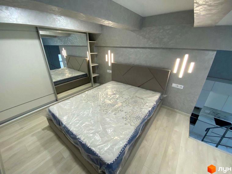 Спальня в новобудові ЖК Сузір'я 2020 з великим дзеркальним шафою та зручним ліжком. Сучасний дизайн інтер'єру.