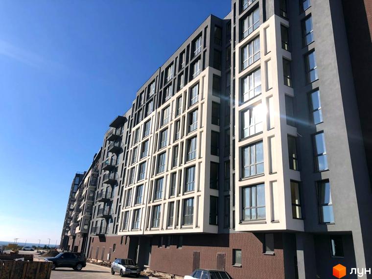 Зображення фасаду багатоповерхового будинку в Житловому комплексі Kokos Avenue. Вигляд новобудови та прилеглої території.