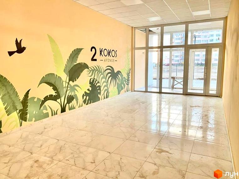 Інтер'єр приміщення в Житловому комплексі Kokos Avenue з малюнком на стіні. Вигляд зсередини на вхідну групу та будівництво навколо.