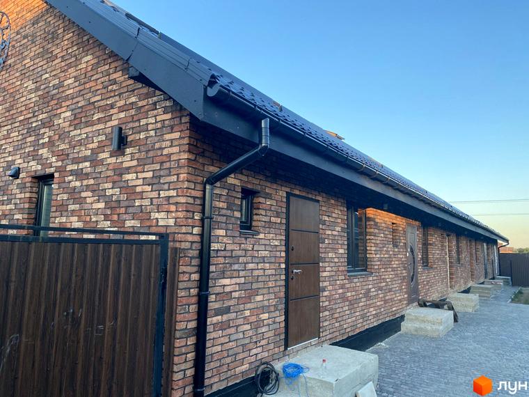 Котеджне містечко Панська Баварія: фасади будинків з цегли та прибудинкова територія з бруківки. Зовнішній вигляд новобудови.