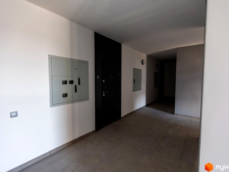 Комплекс Супернова. Коридор з дверима та електричними щитками. Зовнішній вигляд новобудови.