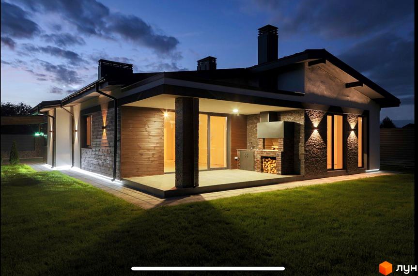 Сучасний житловий комплекс на вулиці Мазепи з дерев'яним фасадом та зоною барбекю. Прибудинкова територія з доглянутим газоном та підсвіткою.